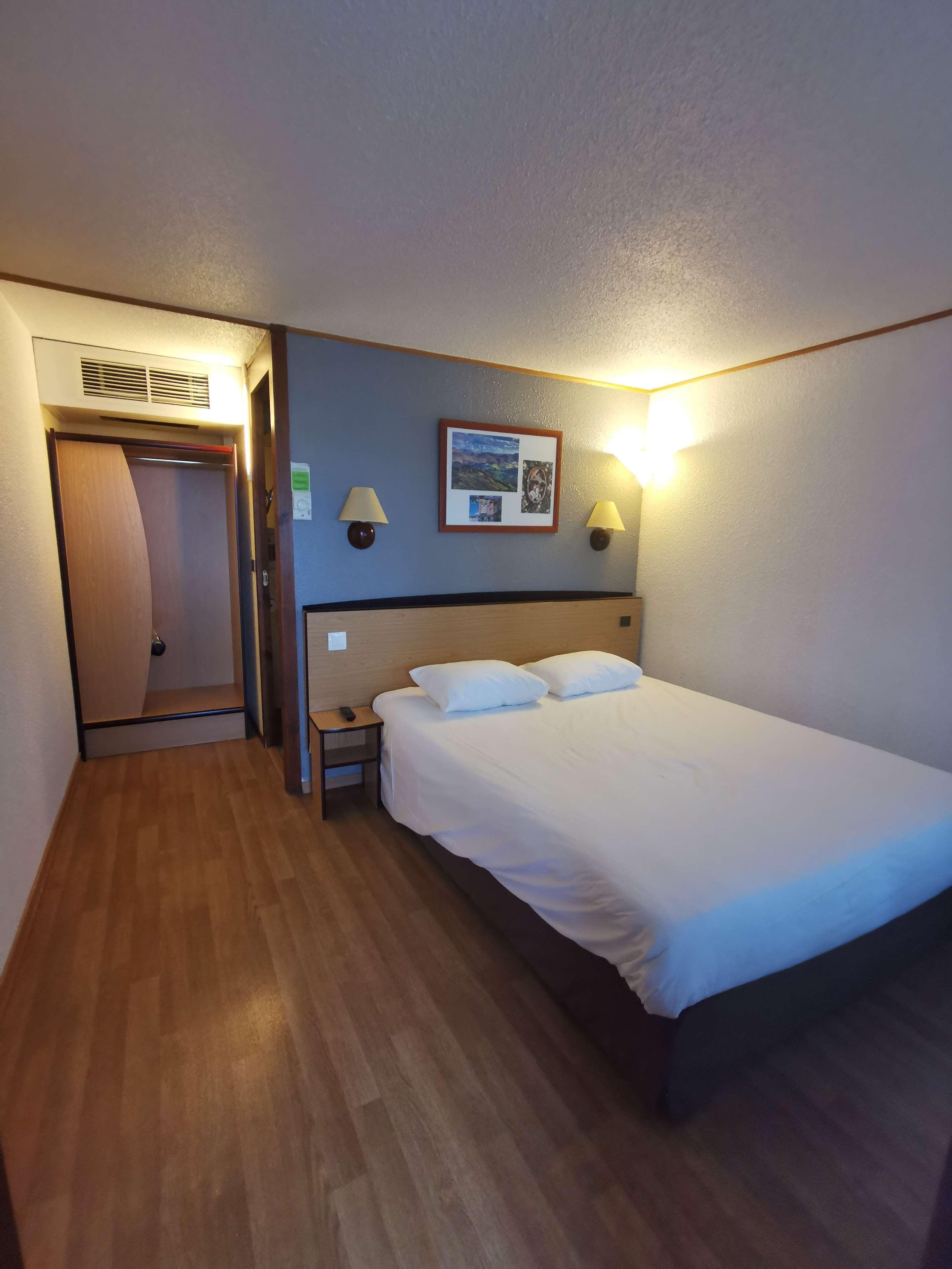Hotel Restaurant Campanile Aurillac Exterior photo