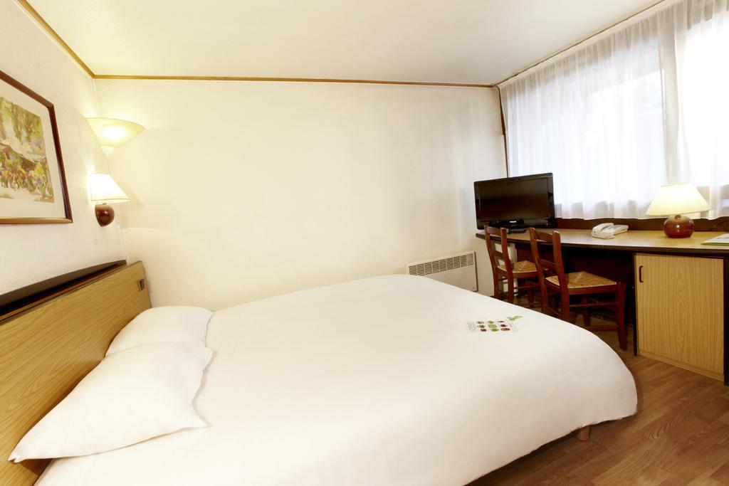 Hotel Restaurant Campanile Aurillac Exterior photo