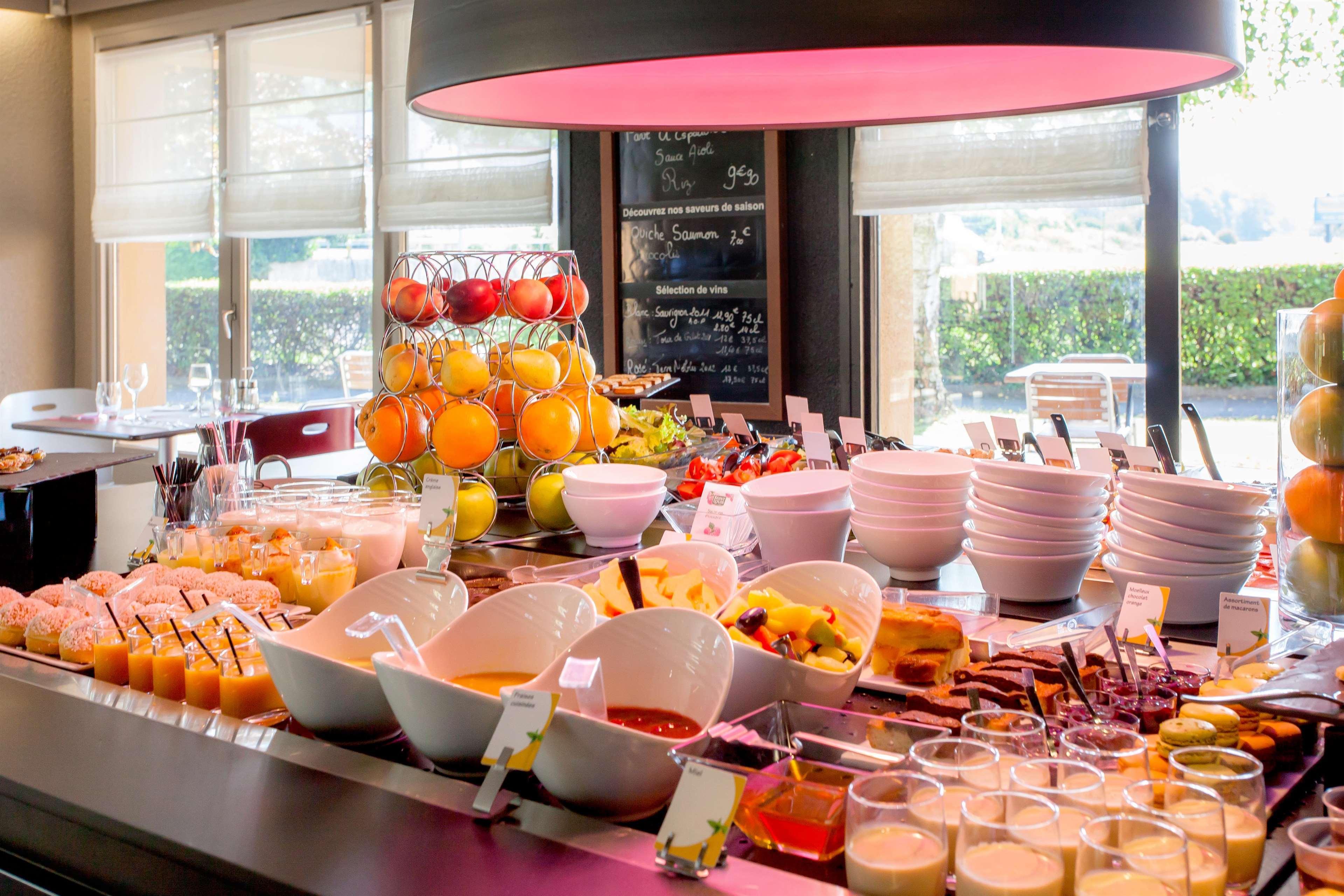 Hotel Restaurant Campanile Aurillac Exterior photo